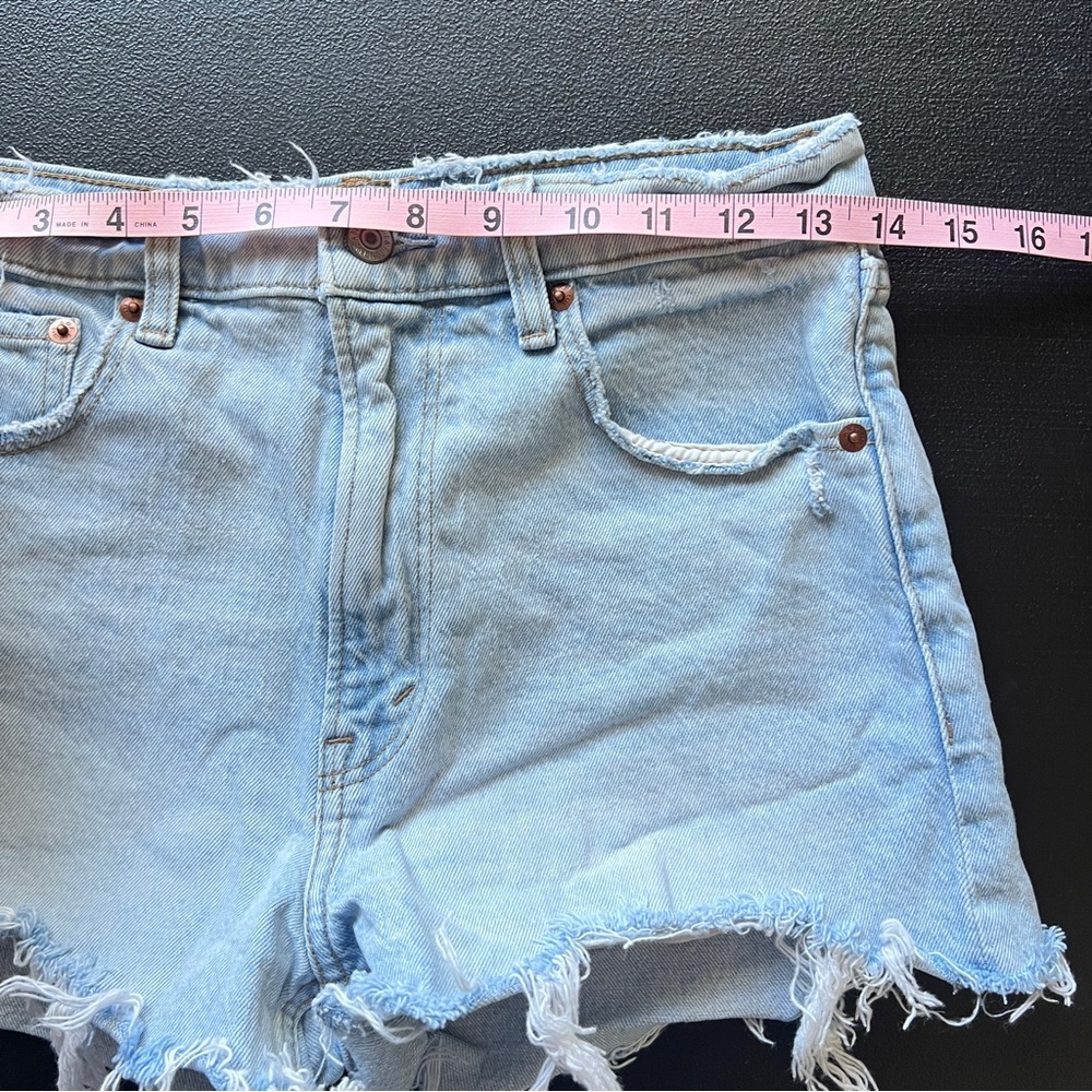 Abercrombie & Fitch The Mom Short High Rise Light Wash Denim Shorts Size 26 - Picture 8 of 8